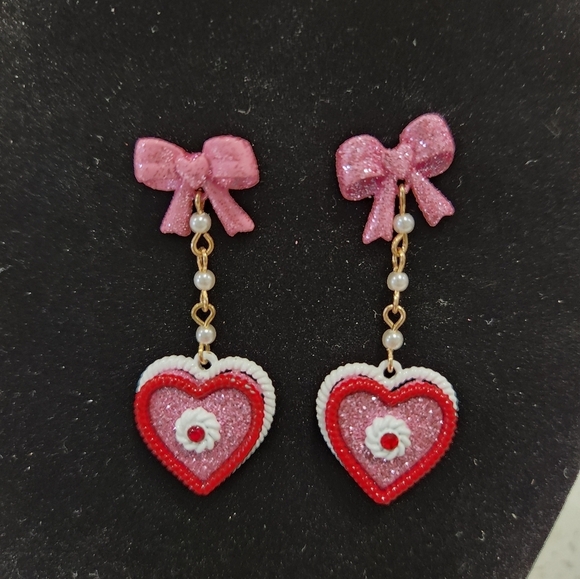 🔹️BETSEY JOHNSON 🔹️Baby Cakes Pink Bow & Heart Cake Dangle Post Earrings - Picture 3 of 6